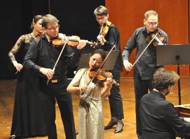 Elly Suh(Violine) - Janacek Chamber Orchestra in IN 